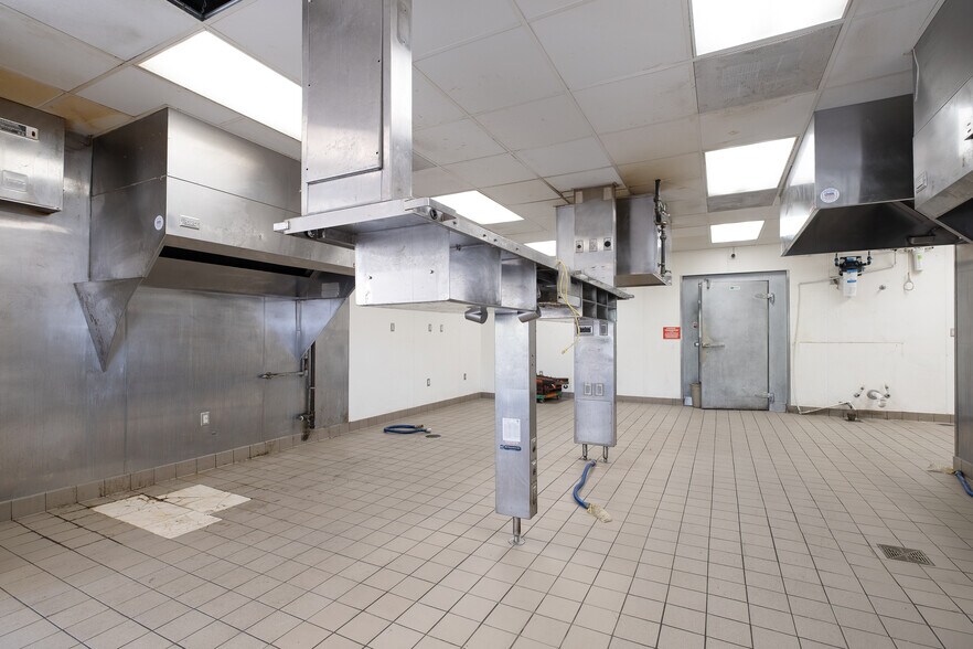 More Photos Of 101 W Lind St, Mankato Fast Food For Lease