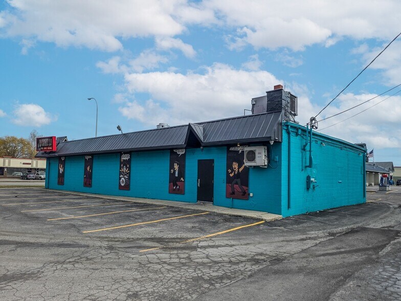 More Photos Of 33729 Ford Rd, Garden City Bar For Lease