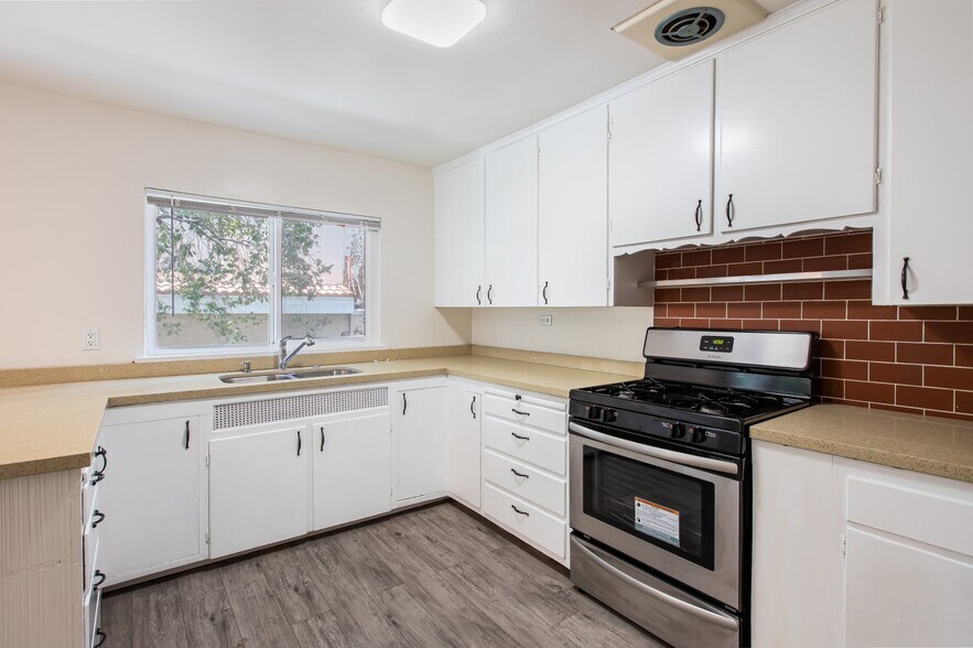 More Photos Of 2520 Montrose Ave, Montrose Apartments For Sale