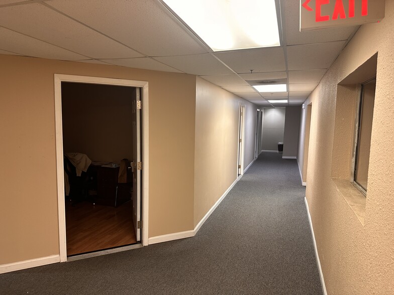 More Photos Of 418 E Jones St, Lewisville Manufacturing For Lease