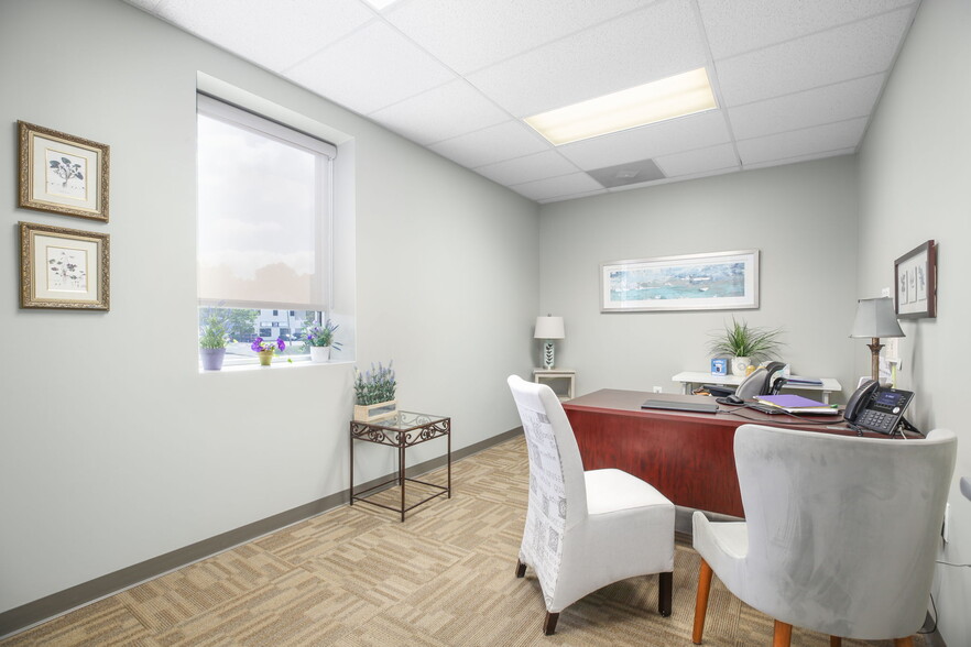 More Photos Of 107 Olde Greenwich Dr, Fredericksburg Office For Sale