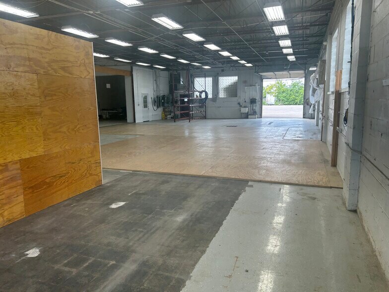 More Photos Of 26051 Dequindre Rd, Madison Heights Warehouse For Sale