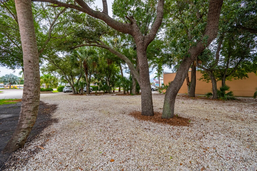 More Photos Of 2716 Tamiami Trl, Port Charlotte Freestanding For Sale