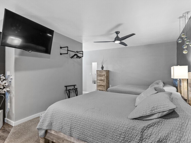 More Photos Of 201 Steele St, Algoma Hotel For Sale