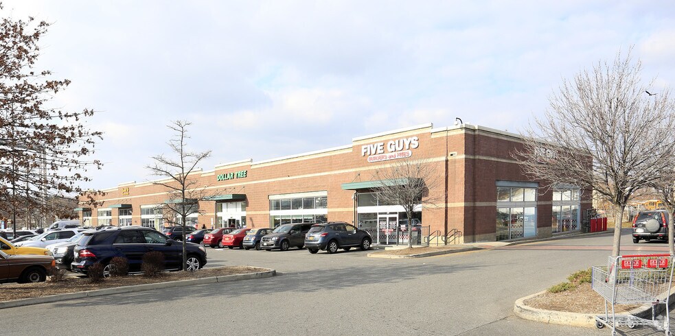 More Photos Of 825 Pelham Pky, Pelham Unknown For Lease
