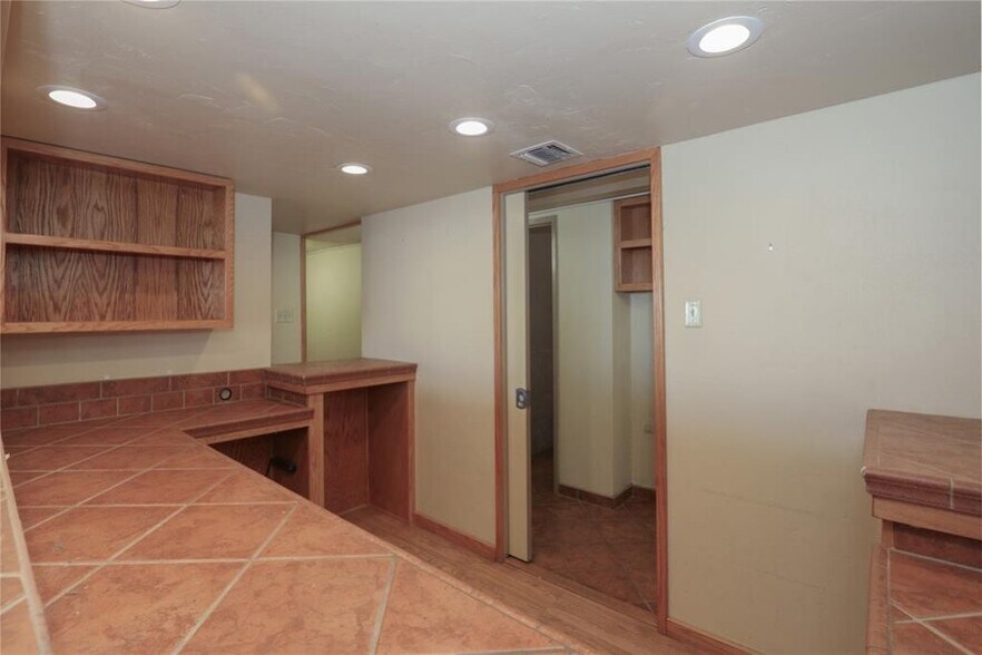 More Photos Of 500 Park Pl, Mustang Medical For Sale