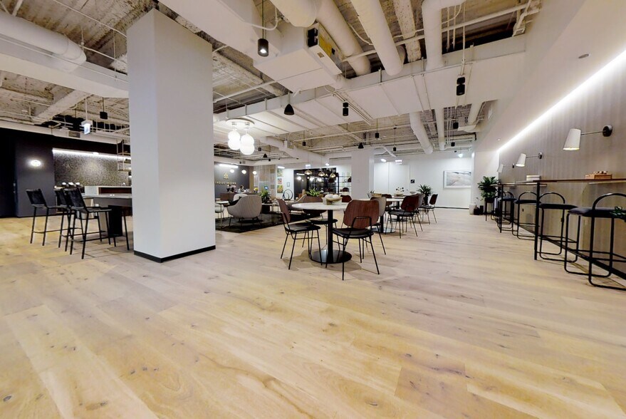 More Photos Of 500 W Madison St, Chicago Coworking Space