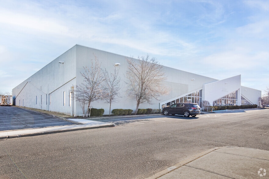 Primary Photo Of 1101 Lakeland Ave, Bohemia Manufacturing For Lease