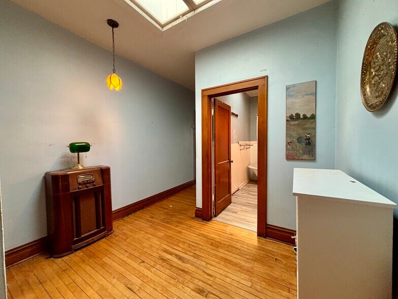More Photos Of 221 W Washington St, Marquette Flex For Sale