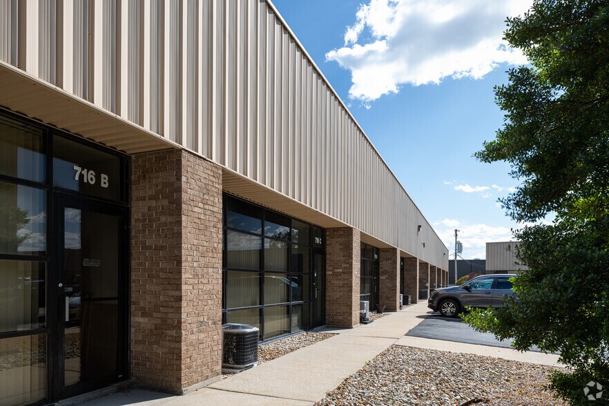 More Photos Of 716 Crown Industrial Ct, Chesterfield Unknown For Lease