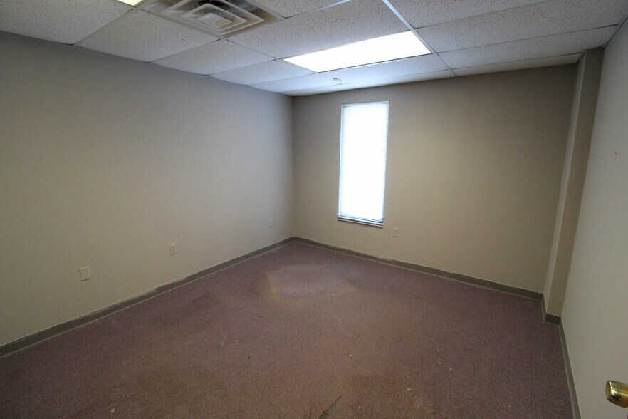 More Photos Of 7320 W 162nd St, Overland Park Showroom For Lease