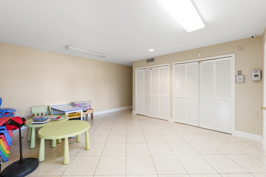 More Photos Of 10261 Sunset Dr, Miami Office For Lease