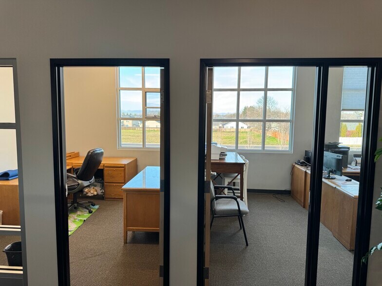 More Photos Of 4801 Biddle Rd, Central Point Office For Lease