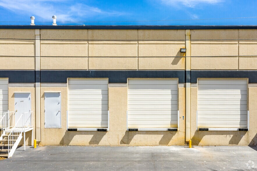 More Photos Of 5600-5624 Randolph Blvd, San Antonio Unknown For Lease