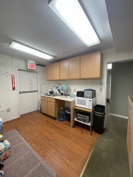 More Photos Of 567 Vauxhall St, Waterford Medical For Sale