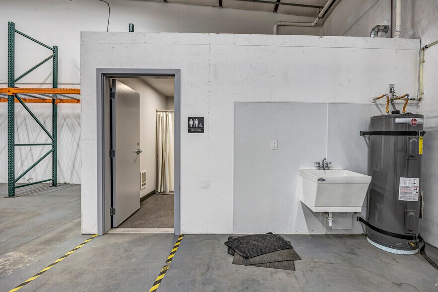 More Photos Of 323 6th St, Umatilla Industrial For Lease