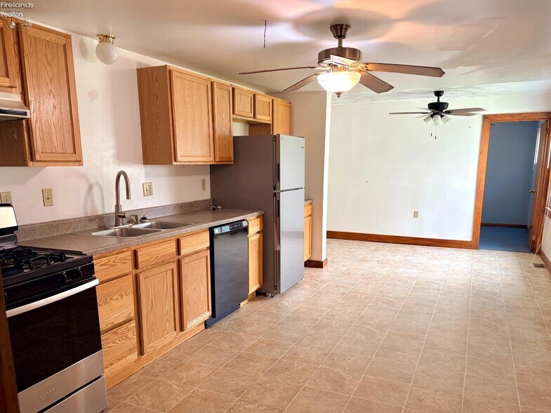 More Photos Of 418 Main st, Risingsun General Retail For Sale
