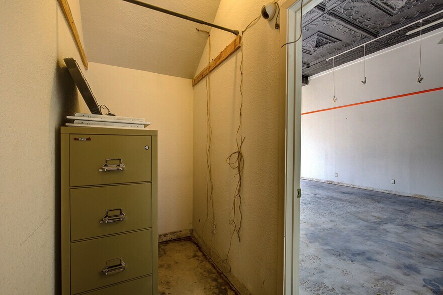 More Photos Of 1213 Washington St, Commerce Storefront Retail Office For Sale