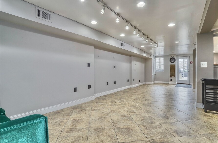 More Photos Of 693 Bergen Ave, Jersey City Storefront Retail Residential For Lease