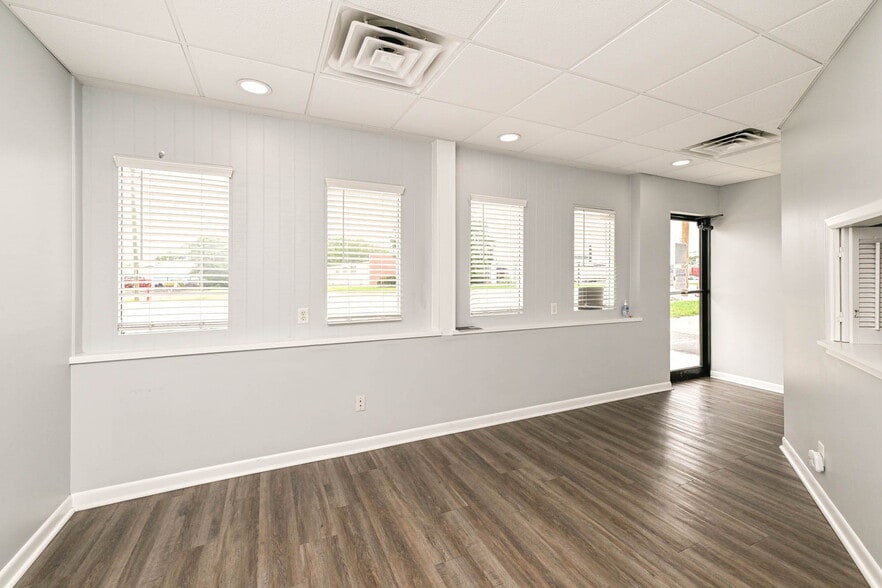 More Photos Of 3455 Shelby St, Indianapolis Office For Sale