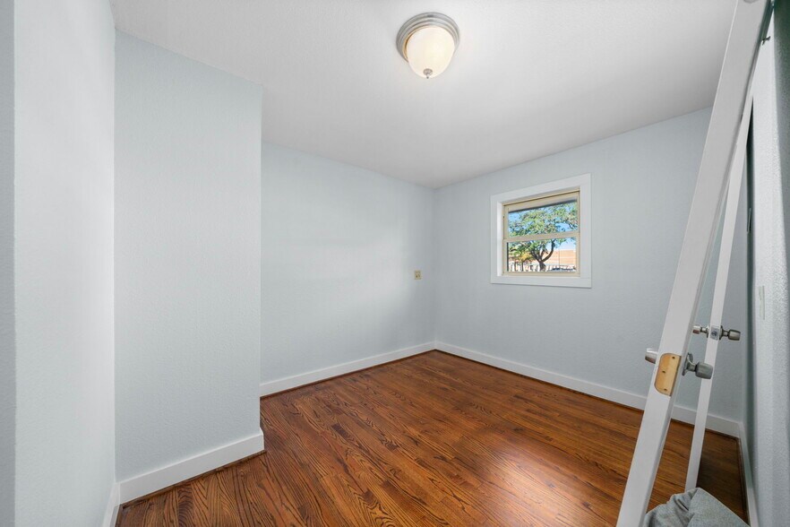 More Photos Of 1723 Campbell Rd, Houston Office Residential For Sale