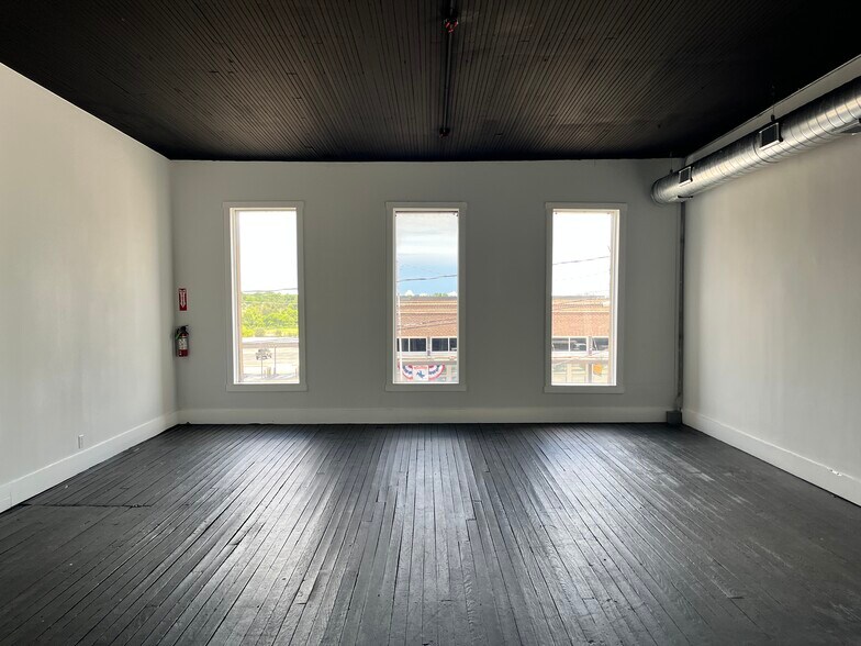 More Photos Of 209 N Main St, Weatherford Storefront Retail Office For Sale