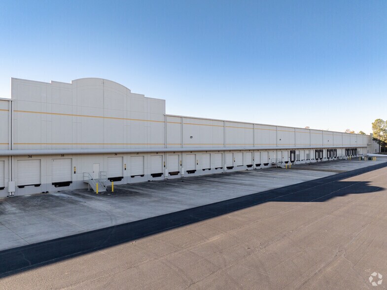 More Photos Of 237 Greenwood Industrial Ct, McDonough Distribution For Lease