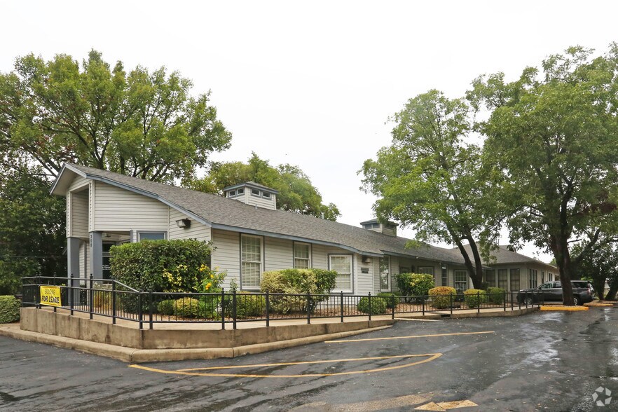 More Photos Of 515 E Court St, Seguin Office Residential For Lease