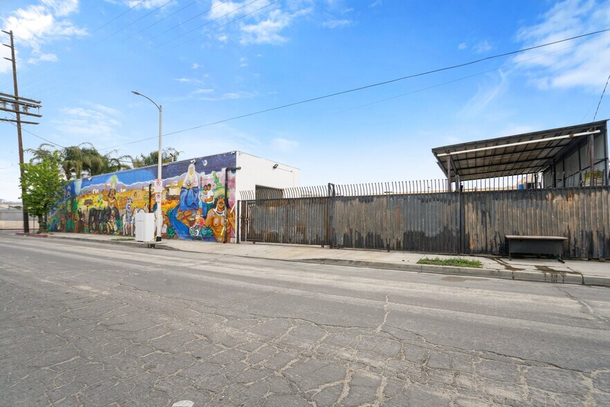 More Photos Of 21328 Hart St, Canoga Park Warehouse For Lease