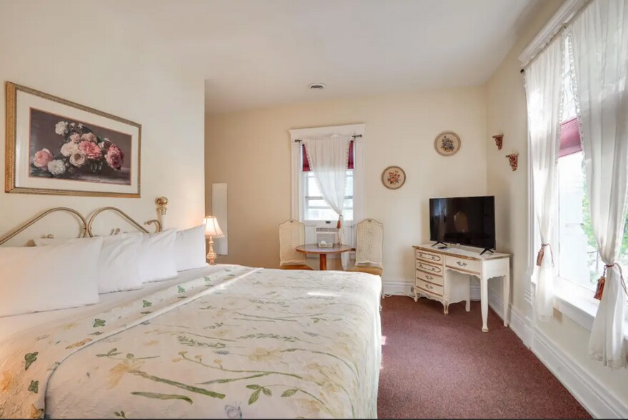 More Photos Of 211 Wisconsin Ave, Wisconsin Dells Hotel For Sale