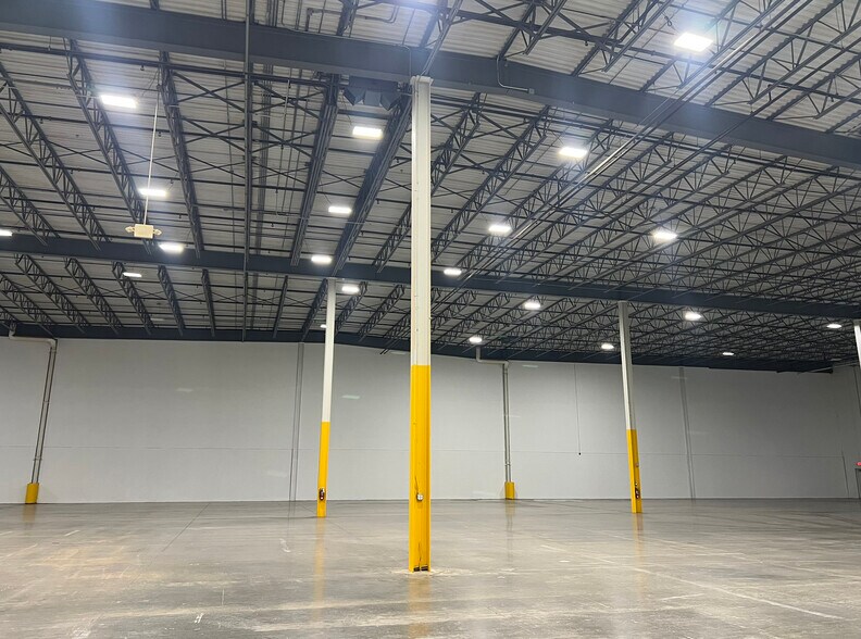 More Photos Of 1455 Sequoia Dr, Aurora Distribution For Lease