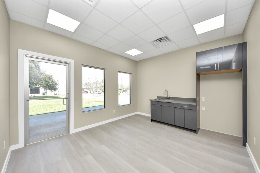 More Photos Of 1563 Live Oak St, Webster Office For Sale