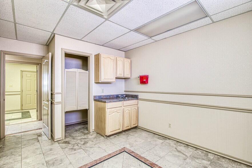 More Photos Of 361 Vinton Rd, Anthony Medical For Lease