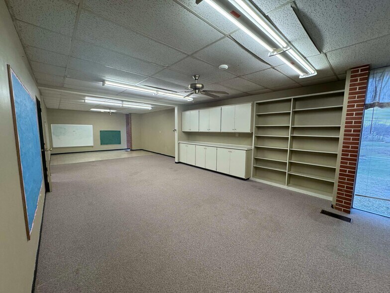 More Photos Of 1810 E Broadway Ave, Enid Flex For Lease