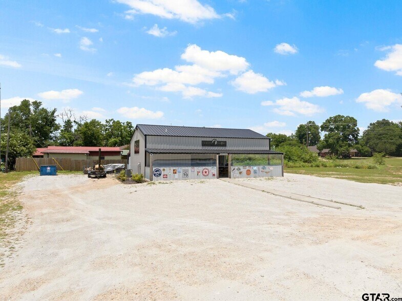 More Photos Of 908 W Broadway St, Winnsboro Flex For Sale