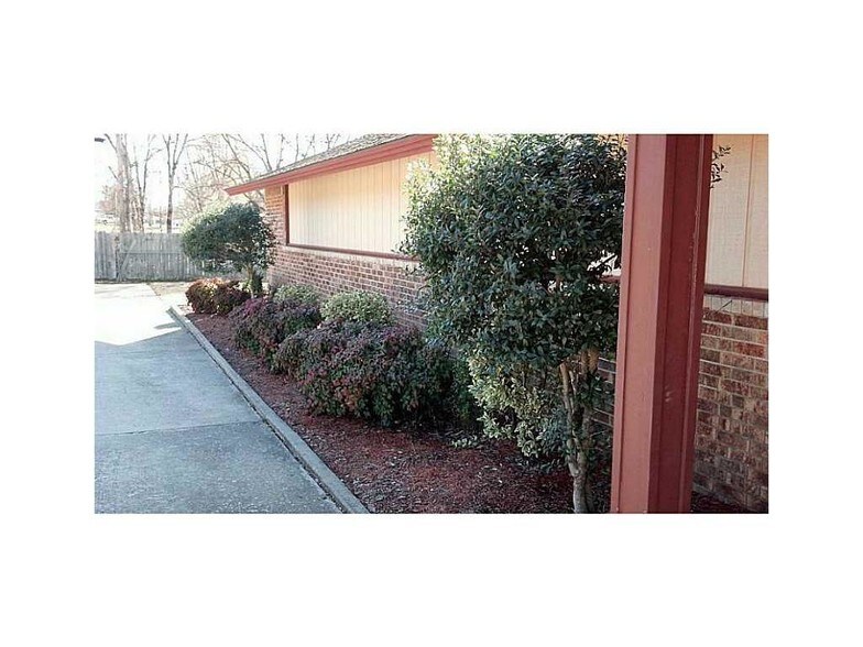 More Photos Of 700 N 15th St, Ozark Office For Sale