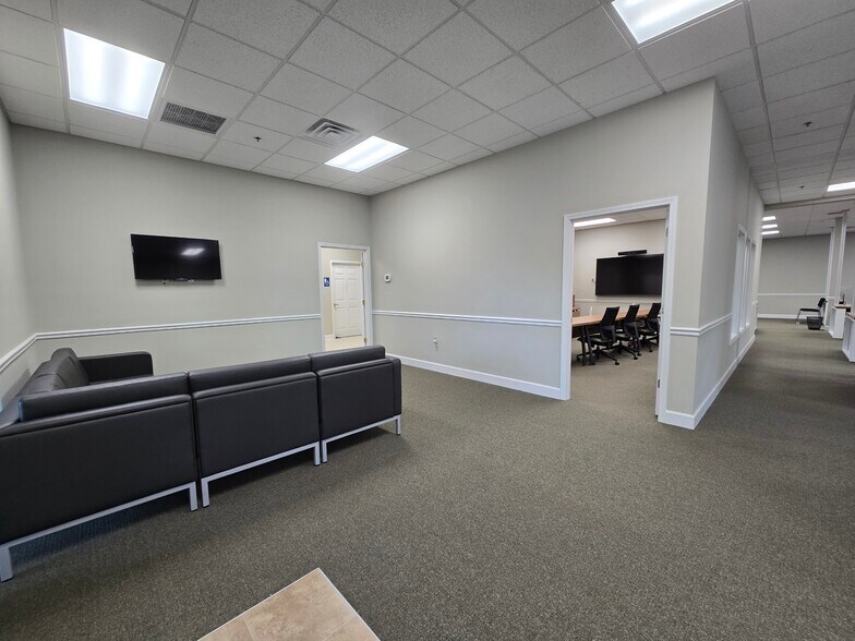 More Photos Of 4685 Sunbeam Rd, Jacksonville Medical For Lease