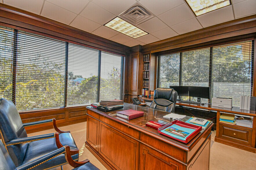 More Photos Of 220 Mckenzie Ave, Panama City Office For Sale