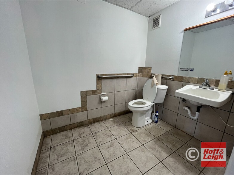 More Photos Of 8646 W Colfax Ave, Lakewood Freestanding For Lease