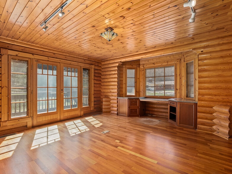 More Photos Of 1482 Russ Ave, Waynesville Office For Lease