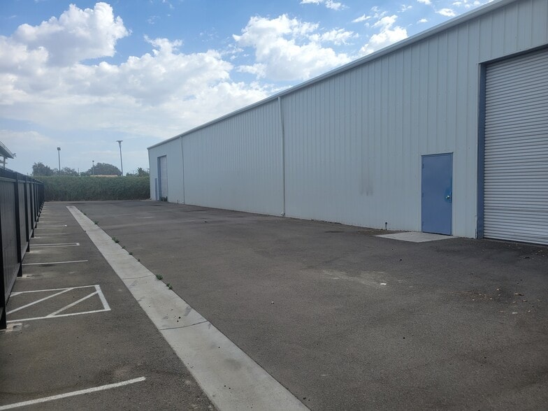 More Photos Of 445 E Menlo Ave, Hemet Warehouse For Lease