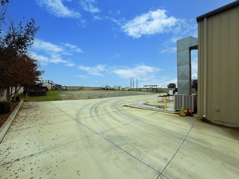 More Photos Of 19466 Flightpath Way, Bakersfield Light Distribution For Lease