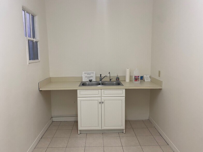 More Photos Of 17636 Chatsworth St, Granada Hills Storefront For Lease