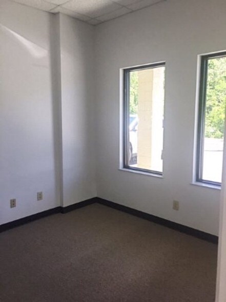 More Photos Of 1225 Coronet Dr, Dalton Office For Lease