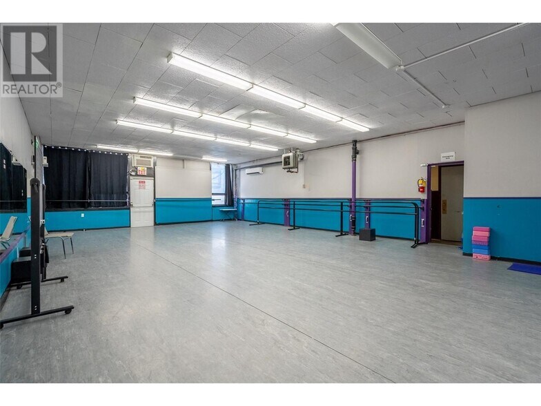 More Photos Of 1163 Cedar Av, Trail Storefront Retail Office For Sale