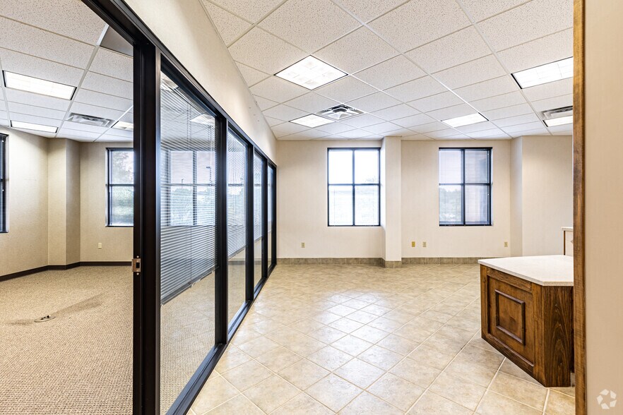 More Photos Of 831 NE Woods Chapel Rd, Lee's Summit Office For Lease
