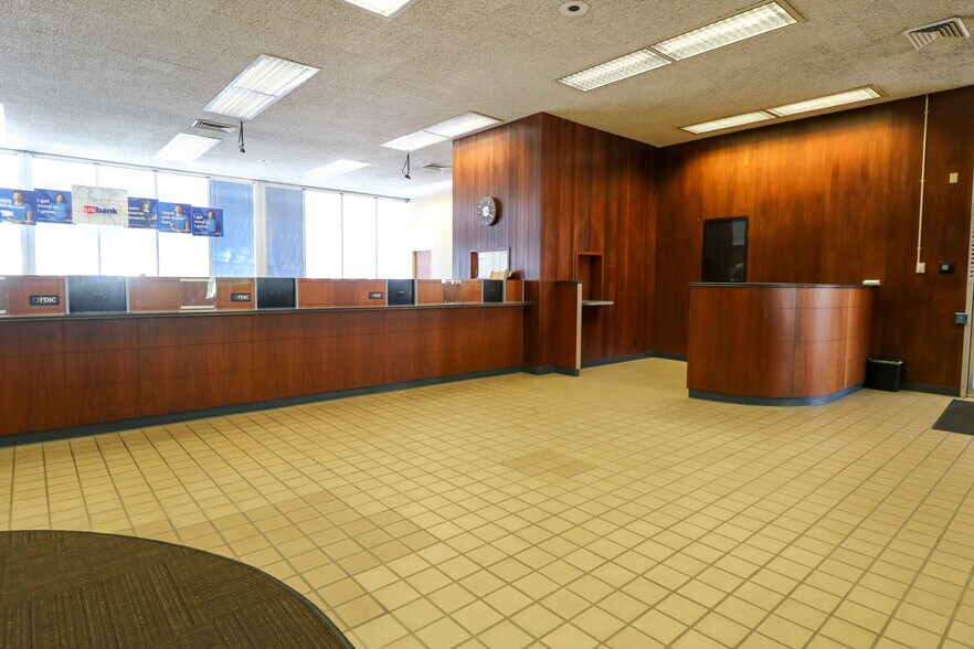 More Photos Of 619 SE Main St, Roseburg Bank For Lease