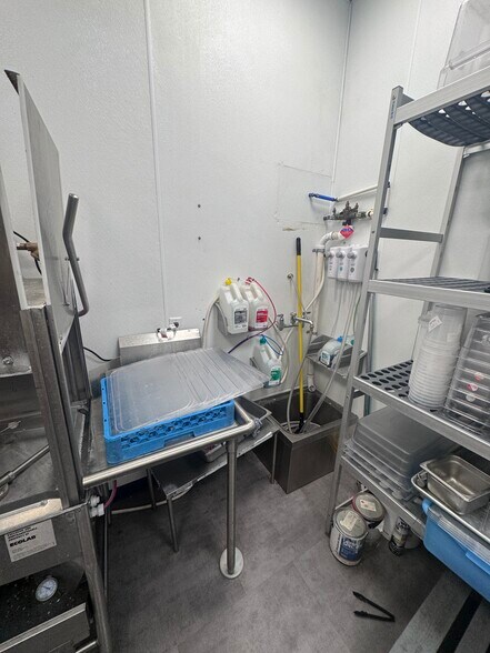 More Photos Of 665 450 N, Vineyard Storefront For Lease