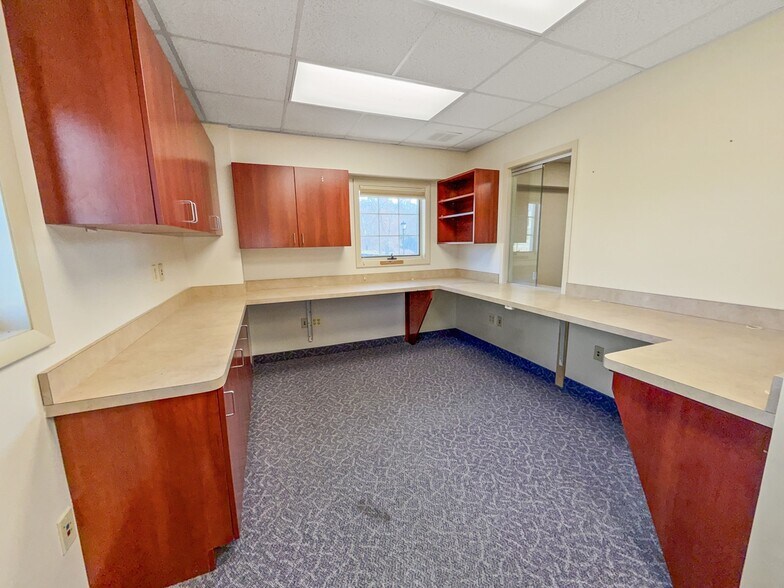 More Photos Of 42 E High St, East Hampton Storefront Retail Office For Lease