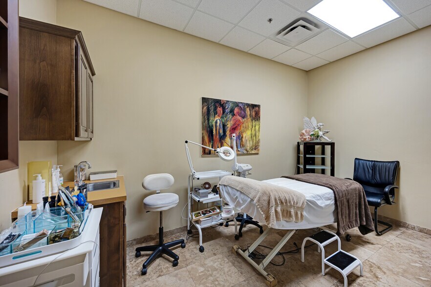 More Photos Of 7336 E Deer Valley Rd, Scottsdale Office For Sale